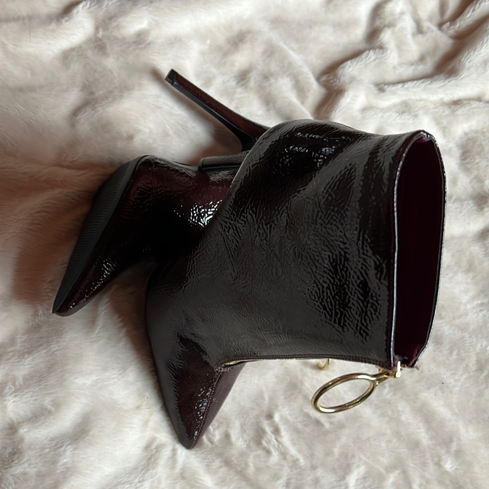 Qupid W Wine 4 1/2 in heel Boot w/ Gold zip front Never Worn Size 9